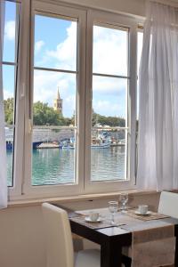 扎达尔伊凡酒店的一张桌子,两扇窗户享有水景