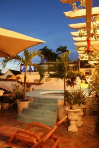 卡塔赫纳格罗里亚精品酒店的棕榈树和楼梯的度假村