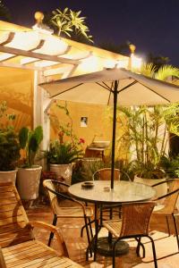 卡塔赫纳格罗里亚精品酒店的庭院内桌椅和遮阳伞