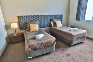 沃纳姆堡淑女湾度假酒店的一间卧室配有两张床和椅子