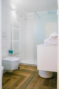 普蒂尼亚诺Una Perla Nel Verde的带浴缸、卫生间和淋浴的浴室。
