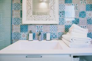 普蒂尼亚诺Una Perla Nel Verde的浴室设有白色水槽和镜子