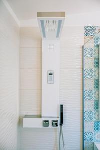普蒂尼亚诺Una Perla Nel Verde的带淋浴的浴室(带瓷砖墙)