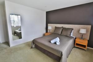沃纳姆堡淑女湾度假酒店的一间卧室配有一张大床和镜子