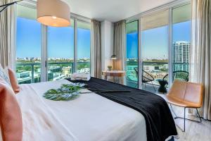 迈阿密iCoconutGrove - Luxurious Vacation Rentals in Coconut Grove的卧室设有一张大白色的床和大窗户