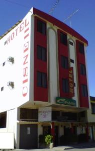 圣埃莱纳西斯内罗斯二号酒店的拥有红白色建筑的酒店