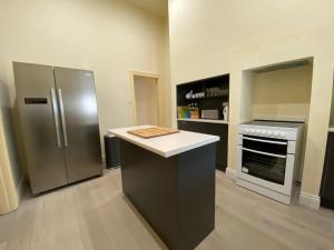 墨尔本St. Elizabeth's Home的厨房配有不锈钢冰箱和台面