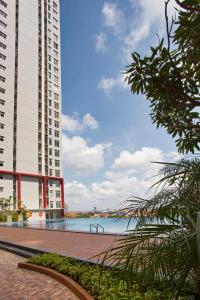 泗水格纳温萨梅尔酒店的两座高楼之间的水景
