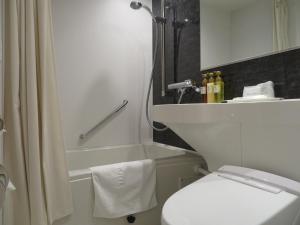 大阪Arrow Hotel in ShinsaiBashi 朝食無料サービス中的浴室配有卫生间、盥洗盆和淋浴。