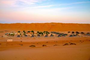 Shāhiq阿拉伯大羚羊营第旅馆的一群停在沙漠中的汽车