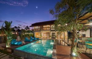 乌布库布热带旅馆的一座带游泳池和房子的别墅