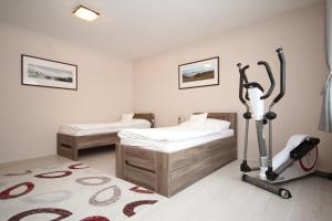 塔莱Wellness Simply Relax - Chopok的一间设有两张床和一台跑步机的房间