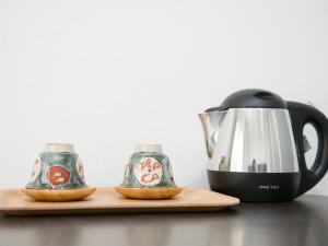 石垣岛Maruka石垣島的茶壶和切纸板上的两个小饼干