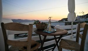 圣爱奥尼斯米科诺斯米科诺斯穆萨度假屋的海景阳台上的桌椅