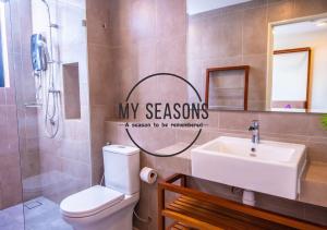 关丹Timurbay by My Seasons的一间带水槽、卫生间和镜子的浴室