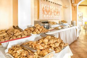 马里纳·迪·波迪斯科科隆纳杜高尔夫酒店的面包店,面包里放满了各种面包