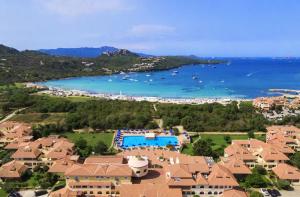 马里内拉Colonna Beach Hotel Marinella的享有度假村和水域的空中景致