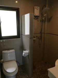 象岛顶级度假酒店的一间带卫生间和淋浴的小浴室