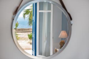 Agia Kiriaki BeachAigeis-milos的镜子反射着海景客房