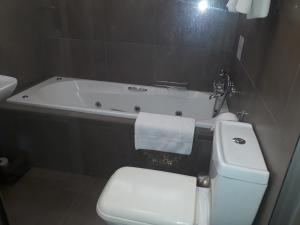 开普敦天堂自助小屋旅馆的一间带卫生间和浴缸的浴室