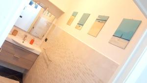 马里纳·迪·比萨Casa del Sole - Sunshine Home的浴室设有水槽和墙上的镜子