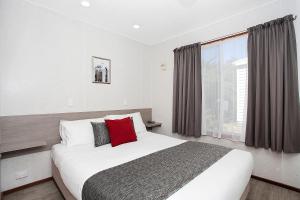 彼得伯勒大洋路观光园酒店的一间卧室设有一张大床和一个窗户。