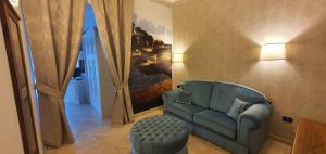 拉文纳克拉森斯酒店的客厅配有蓝色的沙发和椅子