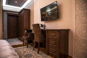 撒马尔罕Hotel Minor的一间卧室配有一张桌子和一把椅子。