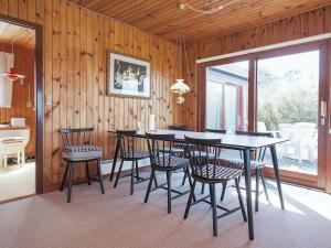 韩德斯泰德6 person holiday home in Hundested的一间带桌椅的用餐室