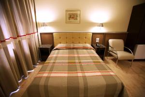 圣保罗索内卡广场酒店的配有一张床和一把椅子的酒店客房