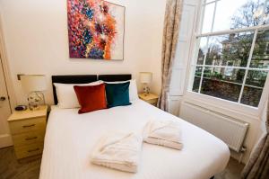 布里斯托Beaufort House Apartments from Your Stay Bristol的卧室配有白色床和毛巾