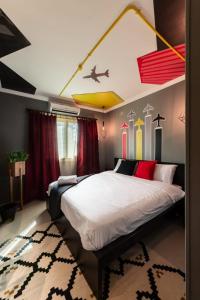 开罗The Terminal 1 Stay - Steps From Nightlife and Airport的一间卧室设有一张大床,拥有红色和黄色的天花板