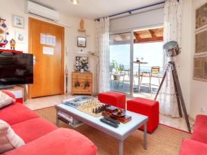 兰卡Apartment Fane De Baix I by Interhome的客厅配有红色的沙发和桌子