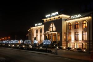 伊万诺-弗兰科夫斯克Maria Garden hotel & restaurant的前面有圣诞灯的建筑