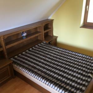 加尔多尼Dávid Apartman的配有一张大型木制床的客房内