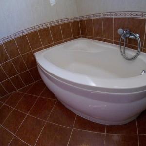 加尔多尼Dávid Apartman的瓷砖浴室设有白色浴缸。