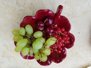 芒通橄榄树下酒店的一大堆葡萄和红辣椒