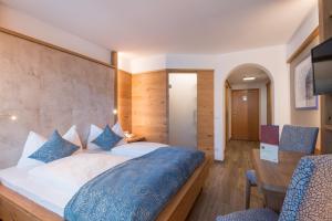 维皮泰诺拉姆酒店的一间卧室配有一张大床和一张书桌