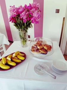 利托米什尔Penzion Holland的一张桌子,上面有一盘水果和花瓶