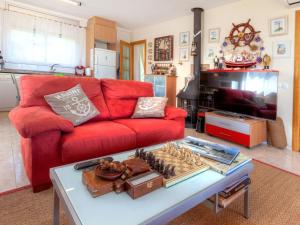 兰卡Apartment Fane De Baix I by Interhome的客厅配有红色的沙发和桌子