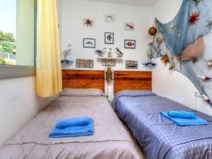 兰卡Apartment Fane De Baix I by Interhome的带窗户的客房内设有两张单人床。