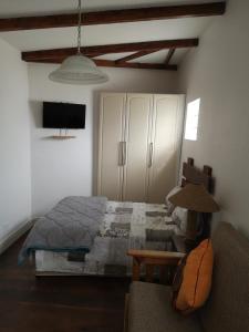 开普敦Bona Lodge的一间卧室配有一张床和一张沙发