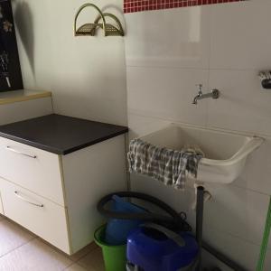 乌贝兰迪亚APARTAMENTO ACONCHEGANTE的浴室配有盥洗盆和浴缸。