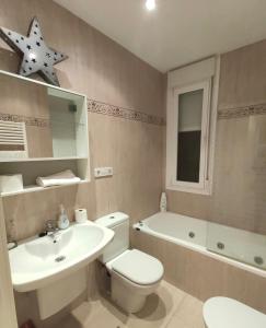洛格罗尼奥Casa Duquesa的浴室配有卫生间、盥洗盆和浴缸。