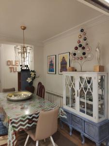 洛格罗尼奥Casa Duquesa的一间带桌子和瓷器橱柜的用餐室