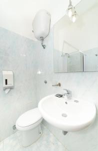 阿尔盖罗San Francesco Heritage Hotel的一间带水槽、卫生间和镜子的浴室