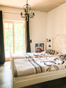 埃塔尔Ferienhaus Chalet-Ettal的一间卧室配有一张带吊灯的大床