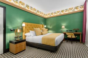 马德里Room Mate Alba的一间卧室设有一张床和绿色的墙壁