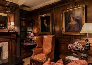 伦敦鲁克里酒店的客厅,配有椅子和女人的肖像
