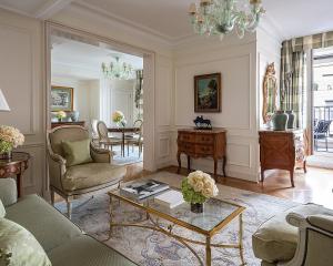 巴黎乔治五世巴黎四季酒店的客厅配有沙发和桌子